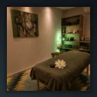 Onze comfortabele behandelkamer biedt een rustige omgeving voor massages en wellnessbehandelingen.