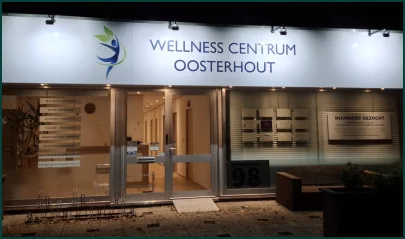De sfeervolle entree van Wellness Centrum Oosterhout aan de Bredaseweg in Oosterhout. Hier ontvangen onze behandelaars u in een rustige en professionele omgeving.