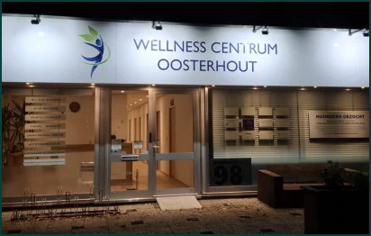 De sfeervolle entree van Wellness Centrum Oosterhout aan de Bredaseweg in Oosterhout. Hier ontvangen onze behandelaars u in een rustige en professionele omgeving.